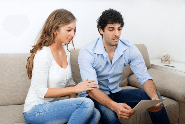 זוג קורא מסמכים על תשלומים